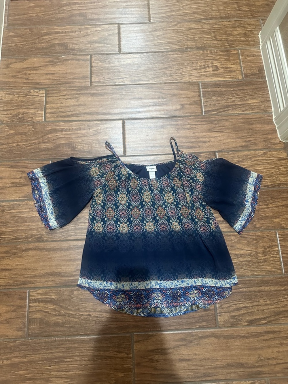BKE cold shoulder top size small